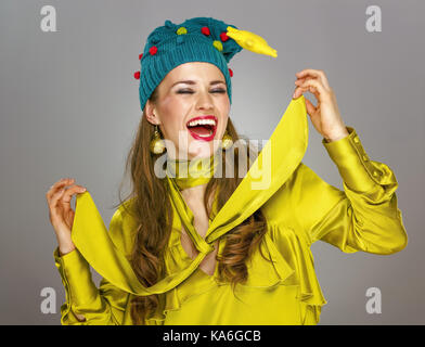 Herrliche Jahreszeit. Portrait von fröhlichen elegante Frau in lustige Mütze isoliert auf Grau Stockfoto