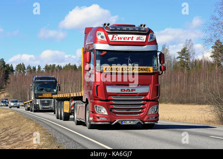 Salo, Finnland - 21 April 2017: Rot daf xf semi von ewert Transporte, Deutschland und Renault Magnum bewegen sich entlang der Autobahn nach Übergröße loa geliefert Stockfoto