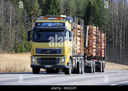 Salo, Finnland - 21 April 2017: gelb Volvo FH16 Anmeldung LKW-Transporte eine Last von Kiefer entlang der Autobahn am Frühling. Stockfoto