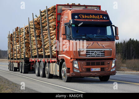 FORSSA, FINNLAND - 23. APRIL 2017: Brauner Volvo FH LKW von Kuljetusliike Ano Heikkila Oy transportiert eine volle Birkenholzladung auf der Autobahn an bewölkten Tagen Stockfoto