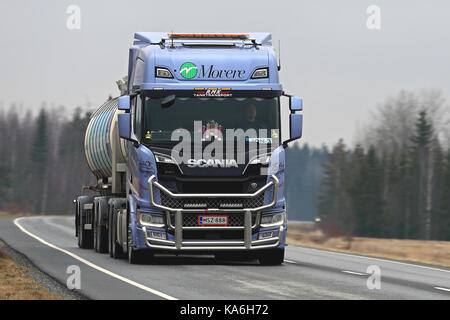 Koski tl, Finnland - 2. April 2017: next generation Scania R520 Tank-LKW mit einem Frontschutzbügel von Rmk liikenne-trans Oy Transporte adblue Flüssigkeit zusammen mit Sperrplatte. Stockfoto