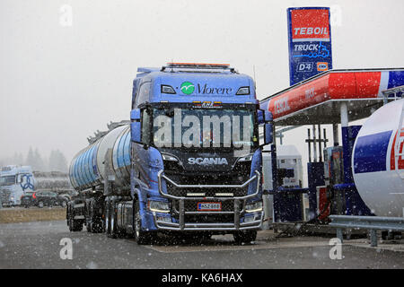 Mariehamn, Finnland - 23 April, 2017: next generation Scania R520 tank Truck von Rmk liikenne-trans Oy für den Transport von adblue entlädt die Dieselabgase f Stockfoto