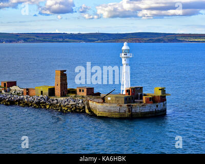 Portland, Dorset Hafeneinfahrt Leuchtturm und das Meer Wand Stockfoto