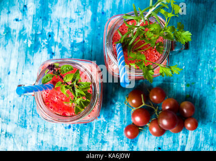 Tomate Smoothie in Gläsern mit Petersilie Stockfoto