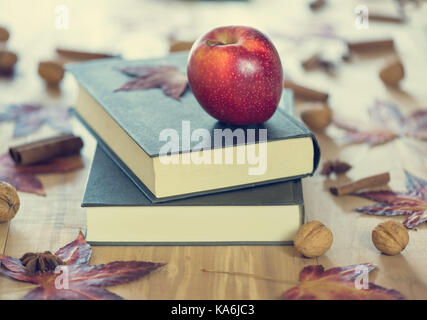 Roter Apfel auf schwarze Schrift - Bücher. Herbst Thema. Zurück zu Schule. Stockfoto