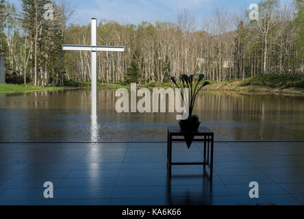 Kapelle auf dem Wasser, entworfen von dem japanischen Architekten Tadao Ando, in Tomamu, Hokkaido, Japan Stockfoto