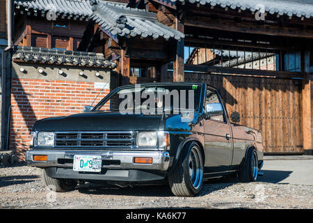 Chabarowsk, Russland - 28. August 2016: Auto Nissan Datsun Pickup Truck auf der Straße, um das Haus Stockfoto
