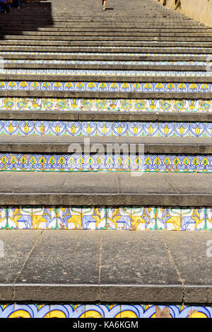 Berühmte Treppe mit bemalten Keramikfliesen in Caltagirone, Sizilien, Italien Stockfoto