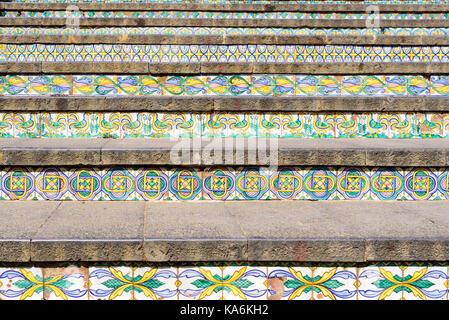 Detail der berühmten Treppe mit bemalten Keramikfliesen in Caltagirone, Sizilien, Italien Stockfoto