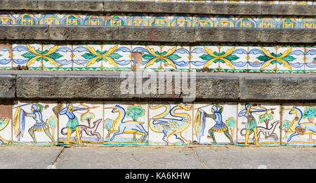 Detail der berühmten Treppe mit bemalten Keramikfliesen in Caltagirone, Sizilien, Italien Stockfoto