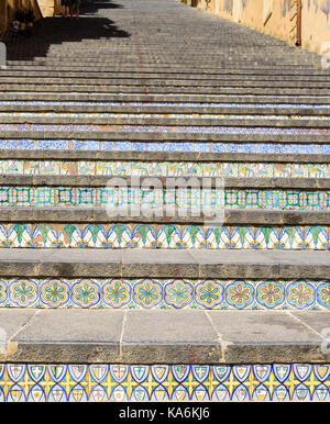 Berühmte Treppe mit bemalten Keramikfliesen in Caltagirone, Sizilien, Italien Stockfoto