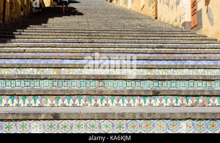 Berühmte Treppe mit bemalten Keramikfliesen in Caltagirone, Sizilien, Italien Stockfoto