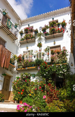 Typisch andalusischen Innenhof mit Balkonen und Blumentöpfe, Andalusien, Spanien. Stockfoto