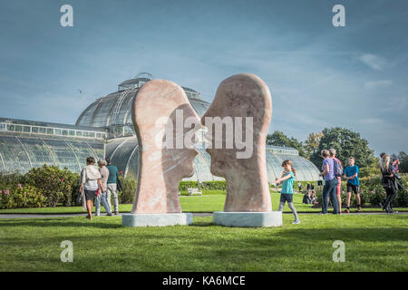 In der Nähe, eine Skulptur von Paul Vanstone in Kew Gardens. Die Gärten enthalten die größte und vielfältigste botanischen Exemplare in der Welt. Stockfoto