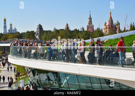 Moskau, Russland - 23. September. 2017. Menschen in Aussichtsplattform im Park Zaryadye Stockfoto