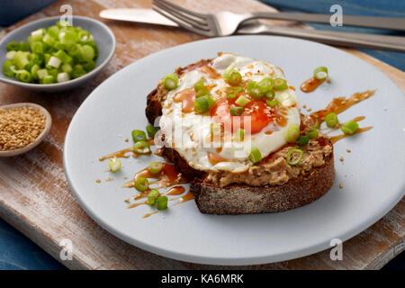 Honig sriracha Spiegelei auf Toast Stockfoto