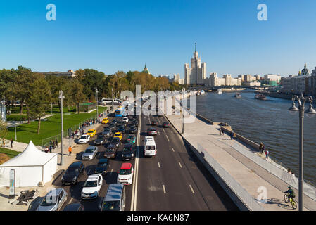 Moskau, Russland - 23. September. 2017. Verkehr auf Moskvoretskaya Ufer der Moskwa. Stockfoto