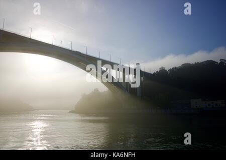 Ponte da Arrábida de Edgar Cardoso entre o Porto e Vila Nova de Gaia Stockfoto