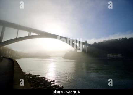 Ponte da Arrábida de Edgar Cardoso entre o Porto e Vila Nova de Gaia Stockfoto