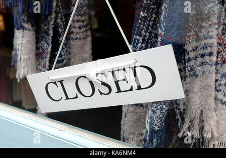 Geschlossenes Schild im Schaufenster, norfolk, england Stockfoto