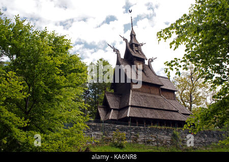 Fantoft Stavkirke - Holzkirche in der Nähe von Bergen, Norwegen, umgeben von Bäumen, wikingerarchitektur Stockfoto