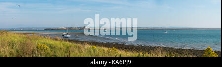 Ein Panorama Foto aus dem Piel Insel genommen gegen Roa Insel und Barrow-in-Furness. Stockfoto