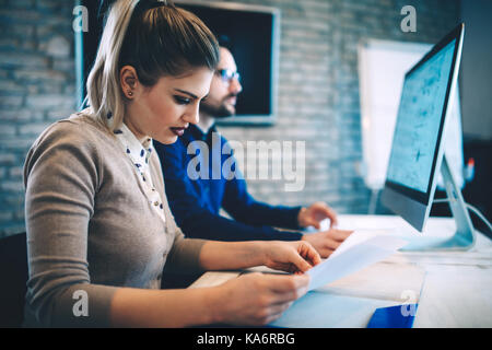 Schöne Frau arbeiten in modernen Büros Stockfoto