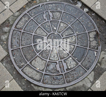 Runde Kanaldeckel utility Welle Stockfoto