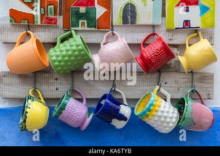 Bunte leeren Becher an der Wand aufhängen Stockfoto