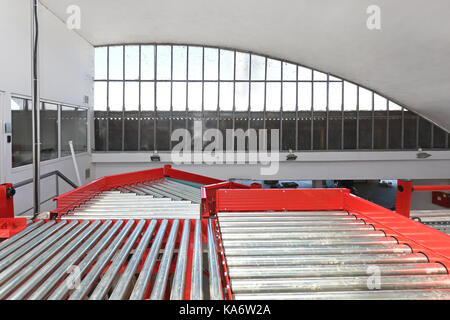 Transportwalzen in Versand- und Vertriebslager Stockfoto