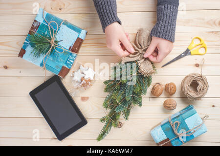 Blick von oben auf die Frau Hände tragen grauen pullover, Weihnachtsgeschenke Stockfoto