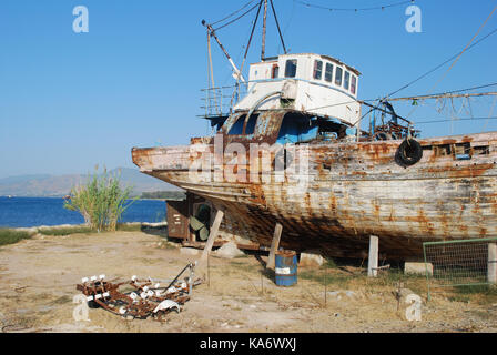 Heruntergekommenen verlassenen Schiff in Latsi, Zypern Stockfoto