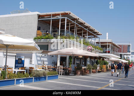 Menschen flanieren vorbei an Restaurants in der neuen Marina in Limassol, Zypern Stockfoto