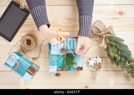 Blick von oben auf die Frau Hände tragen grauen pullover, Weihnachtsgeschenke Stockfoto