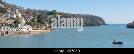 Blick über den Fluss Dart in Kittery, kingswear von Dartmouth, Boot im Vordergrund, Dartmouth Castle und Blick aufs Meer. Stockfoto