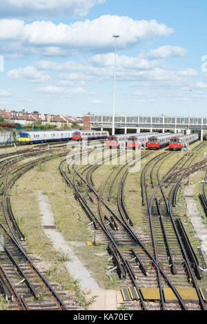 Die Londoner U-Bahn Züge außerhalb Northfields Betriebshof, London, UK. Stockfoto