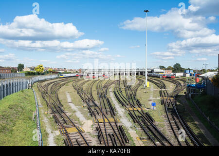 Die Londoner U-Bahn Züge außerhalb Northfields Betriebshof, London, UK. Stockfoto