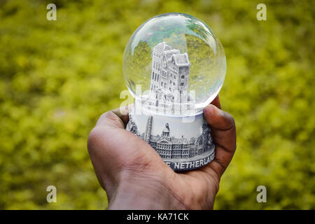 Hand mit Glas Orb Stockfoto