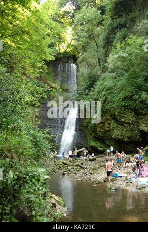 Eine Menge Touristen an der Waterfull von Fermona, Lombardei, Italien, Juli 2017 Stockfoto