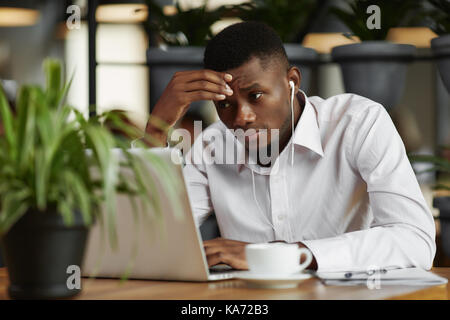 Afrikanische Unternehmer arbeiten mit Laptop, beschlossen. Stockfoto