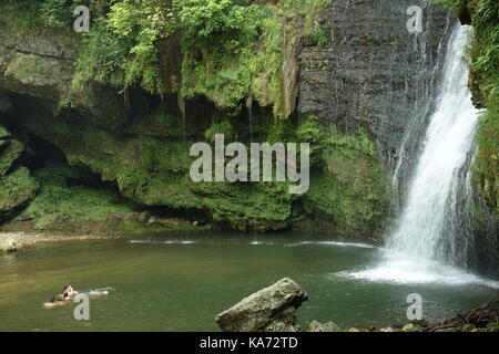 Touristen am Waterfull von Fermona, Lombardei, Italien, Juli 2017 Stockfoto