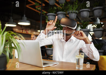 Afrikanischer mann das Spiel im Kopf, zeigt mit den Fingern in der Luft. Stockfoto