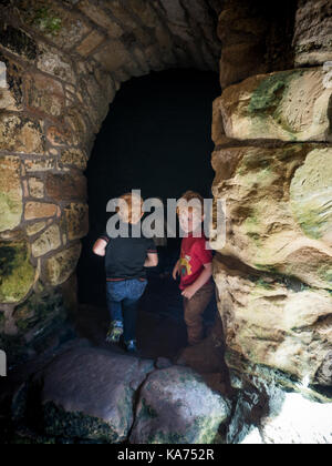 Abenteuer bei Crichton Castle in der Nähe von Edimburgh Stockfoto