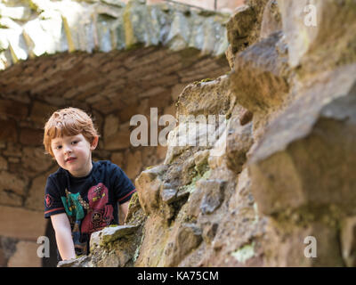 Abenteuer bei Crichton Castle in der Nähe von Edimburgh Stockfoto