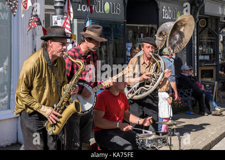 Straßenkünstler - die Straßenkünstler und Gaukler Swervy Welt spielen im Zentrum von St Ives in Cornwall. Stockfoto