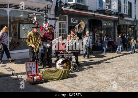 Straßenkünstler - die Straßenkünstler und Gaukler Swervy Welt spielen im Zentrum von St Ives in Cornwall. Stockfoto