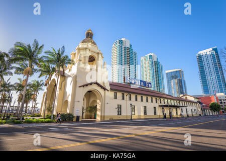 SAN DIEGO, Kalifornien - 26. FEBRUAR 2016: Santa Fe Depot in der Innenstadt von San Diego. Das Gebäude stammt aus dem Jahre 1915. Stockfoto