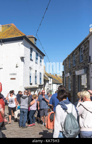 St Ives - Urlauber ein Spaziergang durch die engen Gassen von St Ives in Cornwall. Stockfoto