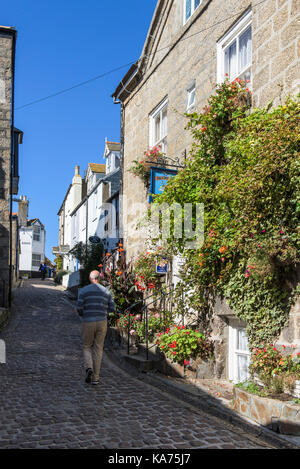 St Ives - eine malerische gepflasterte Straße im historischen Stadtzentrum von St. Ives in Cornwall. Stockfoto