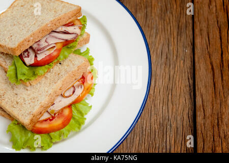 Frische hausgemachte Club Sandwich mit Salat und Tomate Stockfoto